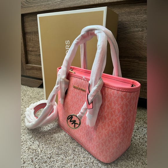 ❌SOLD❌ NWT Michael Kors Jet Set Travel Bag - Picture 4 of 8